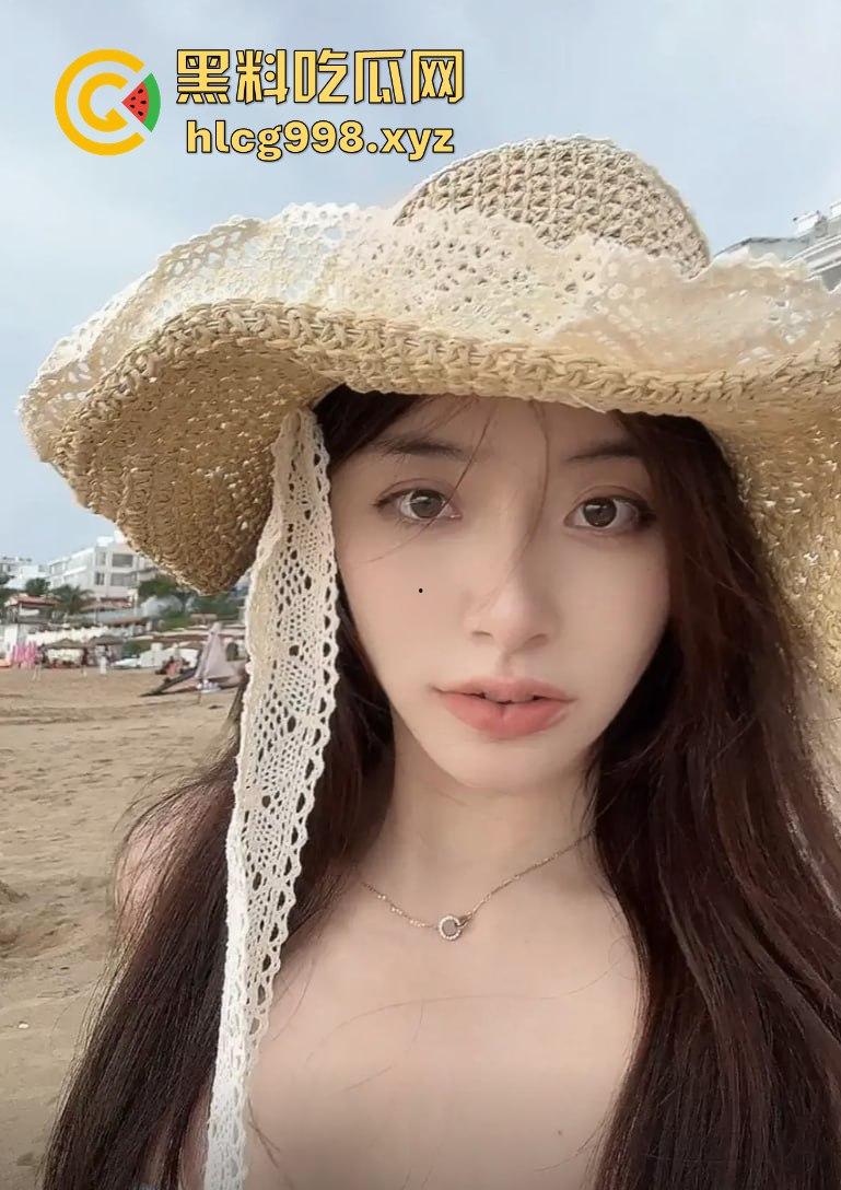 抖音博主【奶八】装清纯骗粉丝，300块直接开大尺度会议，骚穴看个够！-5