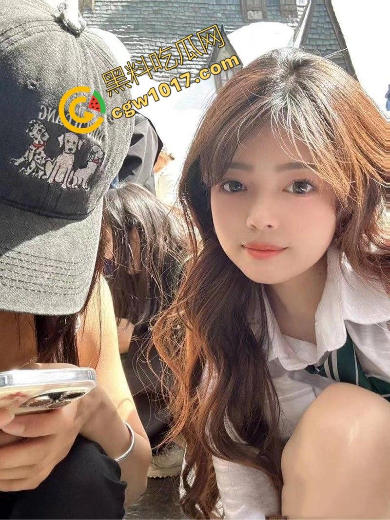 成都清纯学生妹【李丽霎】被黄毛调教爆操，内裤强行塞进小穴内，女上位乘骑画面无比风骚！-2