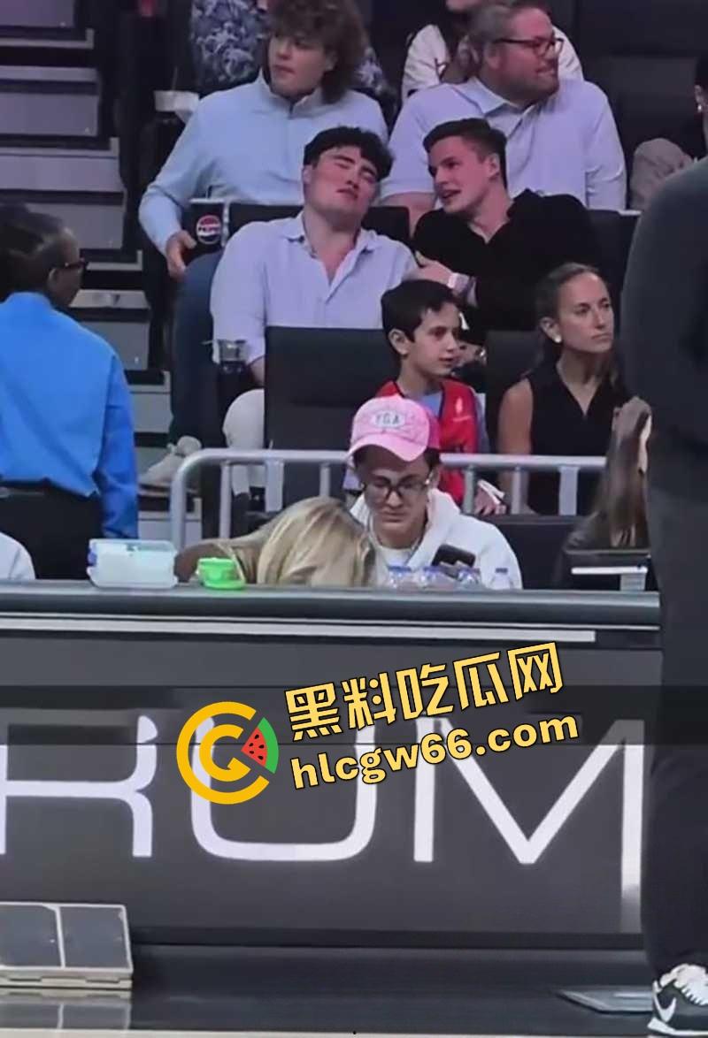 国外富二代看NBA被成人女星女友口射现场曝光，女友嘴里吞精还擦嘴，这俩淫货真是坐着在哪都能玩！-5