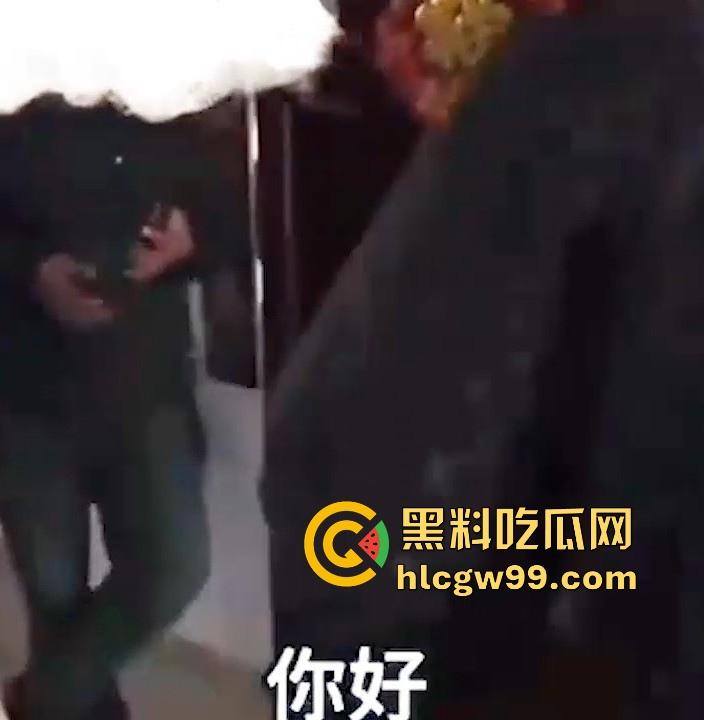 狗男女家中偷情不曾想原配杀了个回马枪,叫来开锁师父,一开门就撞见男女赤裸,开锁师父这单又白干了!-1
