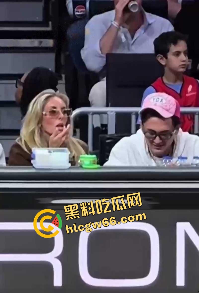 国外富二代看NBA被成人女星女友口射现场曝光，女友嘴里吞精还擦嘴，这俩淫货真是坐着在哪都能玩！-8