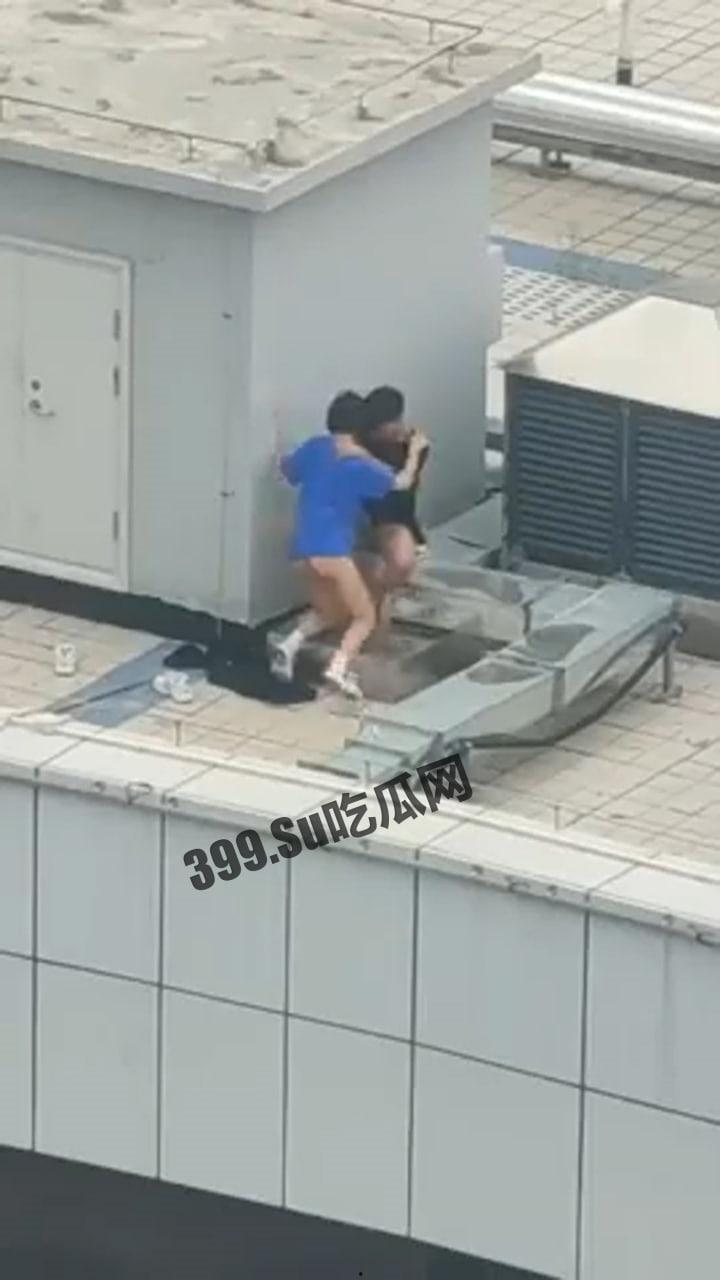 小情侣寻刺激跑天台啪啪 热心肠大哥帮忙记录并附上激情解说-4