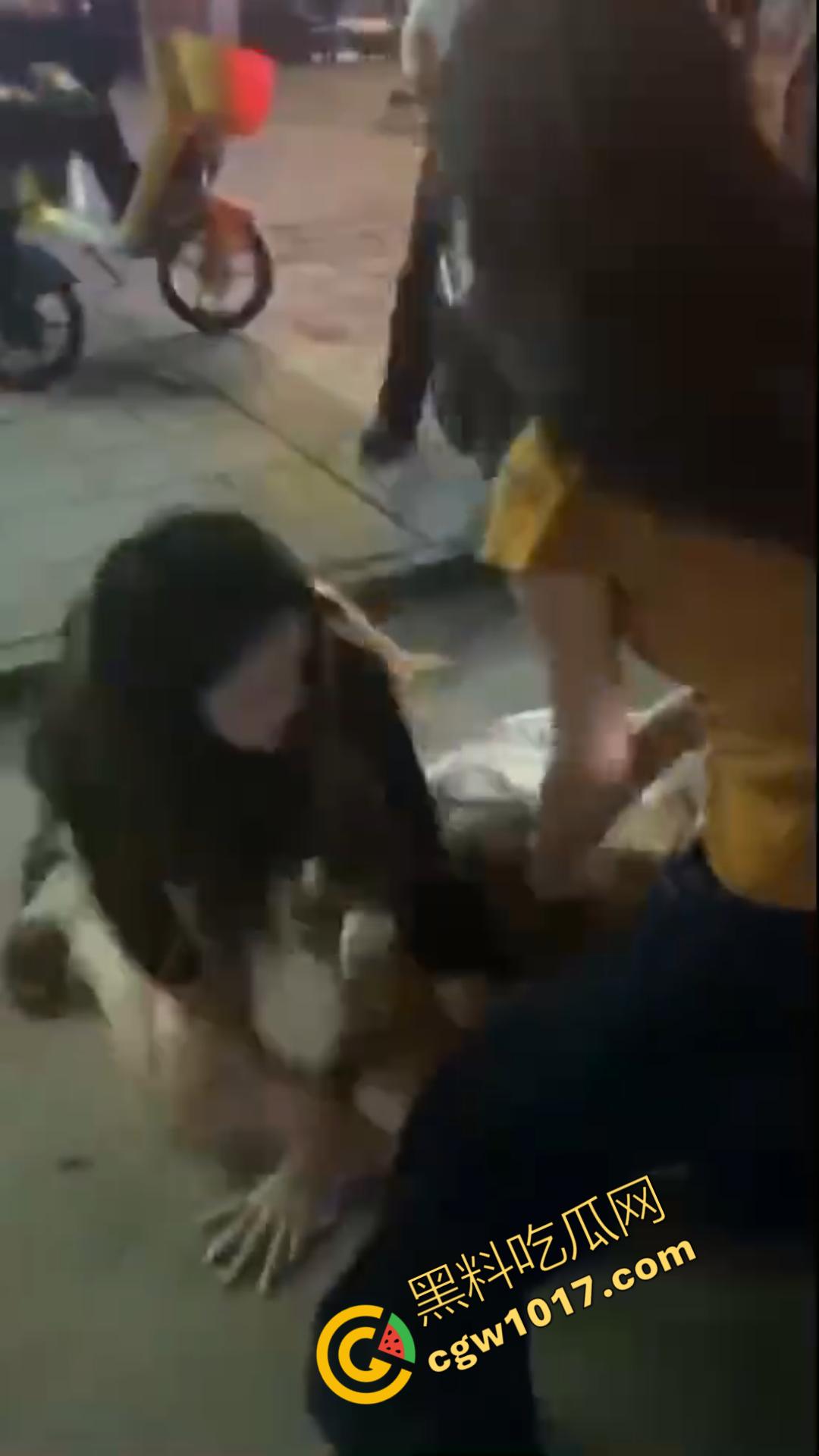 惊心动魄！清纯小仙女街头被围殴！精神小妹狠辣无情，围观群众无动于衷，她们究竟为何如此疯狂？-3