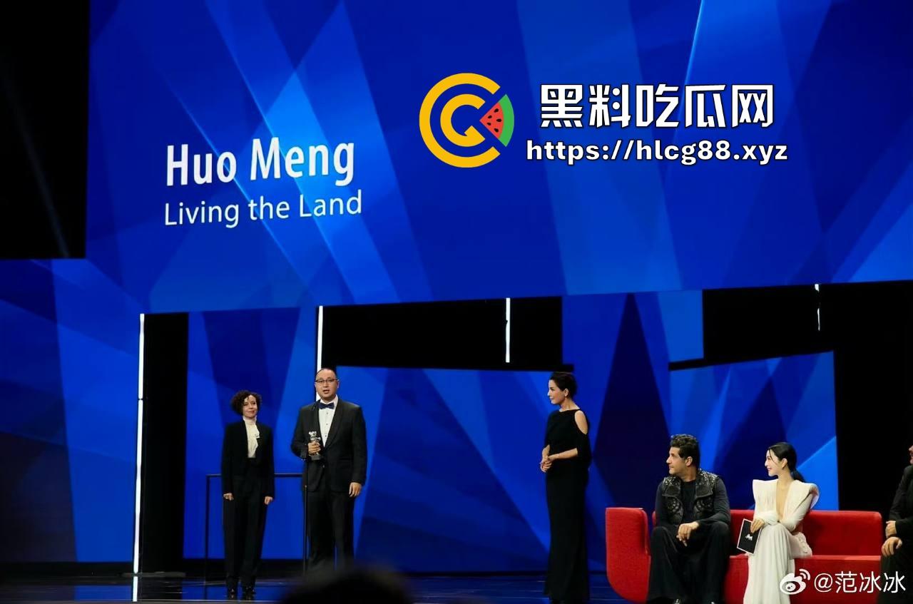 范冰冰终于复出！爆冷当选柏林电影节评委 深V露奶礼服性感出场 胸贴走光引爆全场！-1