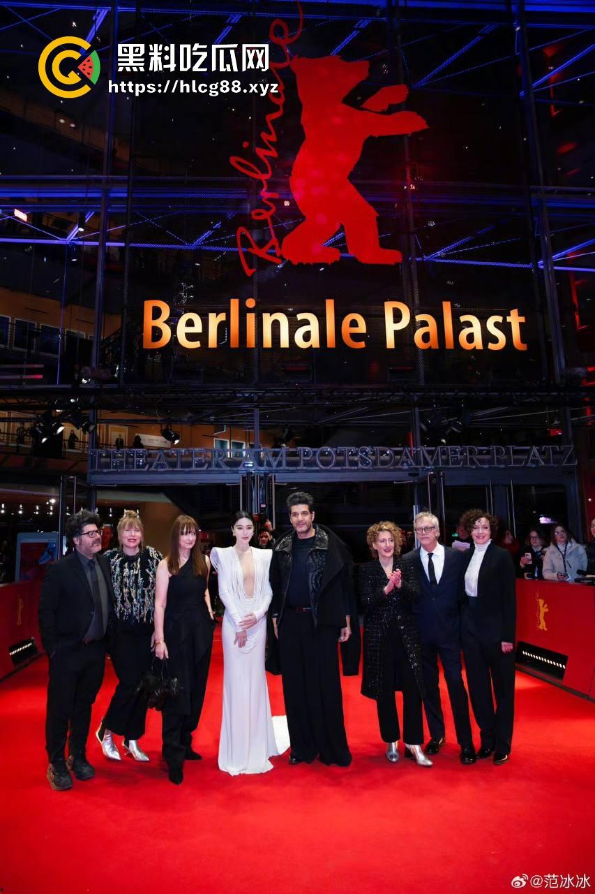 范冰冰终于复出！爆冷当选柏林电影节评委 深V露奶礼服性感出场 胸贴走光引爆全场！-2