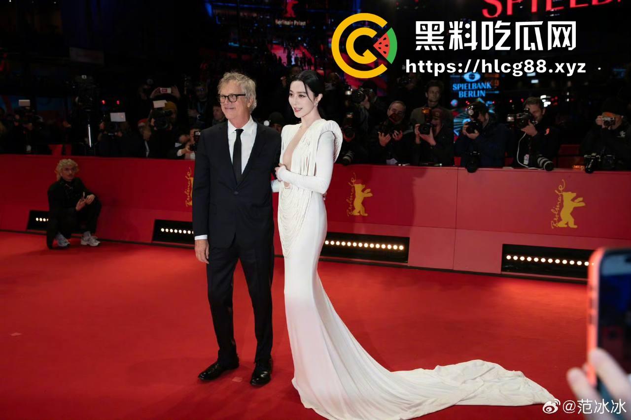 范冰冰终于复出！爆冷当选柏林电影节评委 深V露奶礼服性感出场 胸贴走光引爆全场！-3