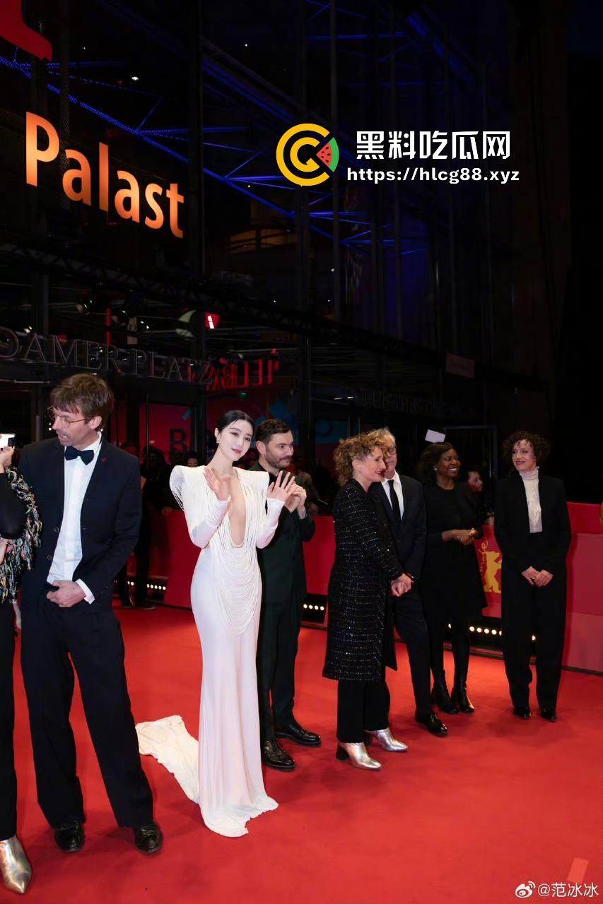 范冰冰终于复出！爆冷当选柏林电影节评委 深V露奶礼服性感出场 胸贴走光引爆全场！-4