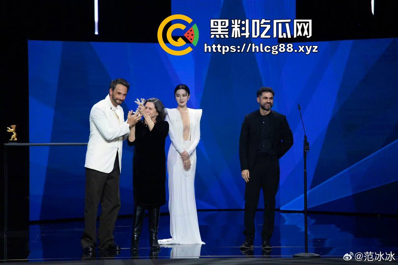 范冰冰终于复出！爆冷当选柏林电影节评委 深V露奶礼服性感出场 胸贴走光引爆全场！-6