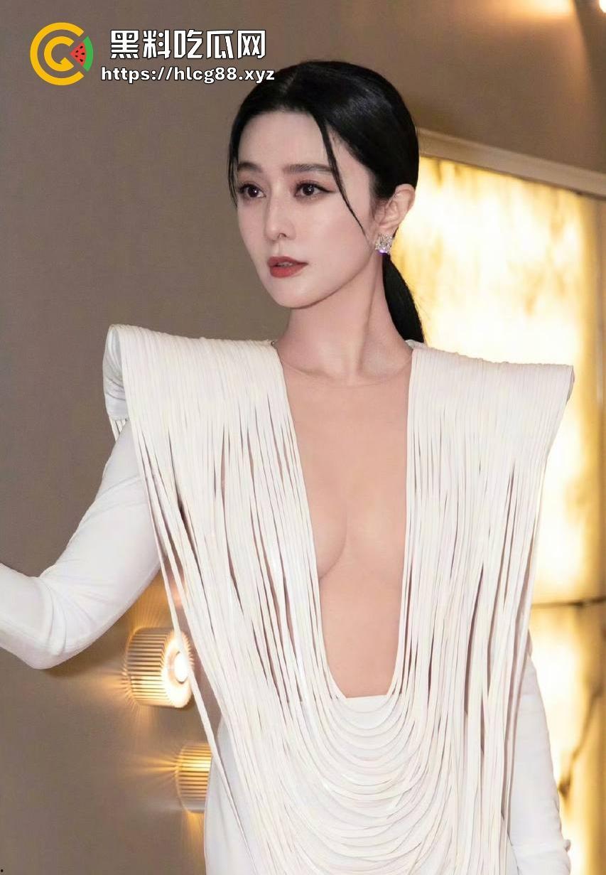 范冰冰终于复出！爆冷当选柏林电影节评委 深V露奶礼服性感出场 胸贴走光引爆全场！-14