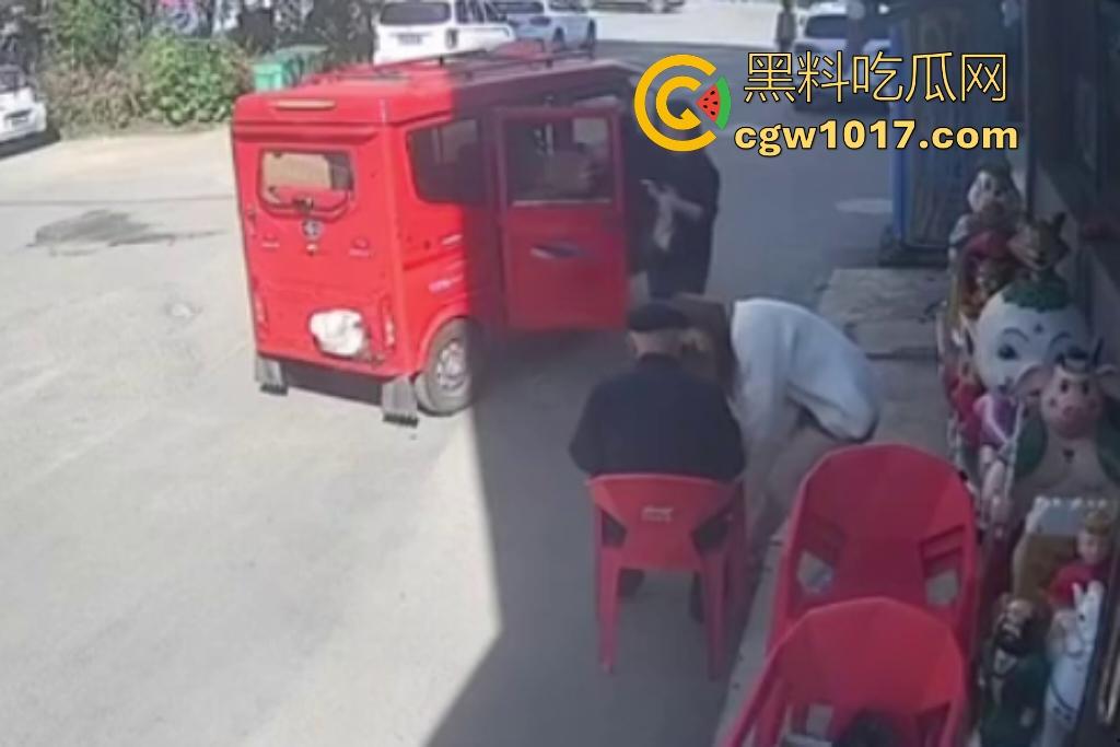 街头老大爷走路突然摇晃,长腿美女出手相扶,大爷瞬间全身梆硬冲天,美女成救命神药,这比春药还牛逼啊!-6