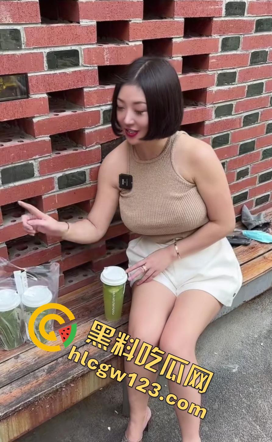 抖音【兔兔1104】被大哥约舔B？粗腿开裆黑丝被大哥传教士教做狗，骚穴比螃蟹夹的还紧！-2