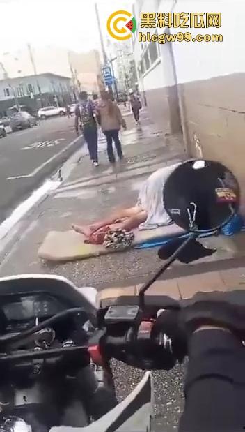 阿三这警察是不是管太宽？流浪汉街头修被子，结果被三个大哥围观打喇叭，搞得他们连个逼都日不下去！-1