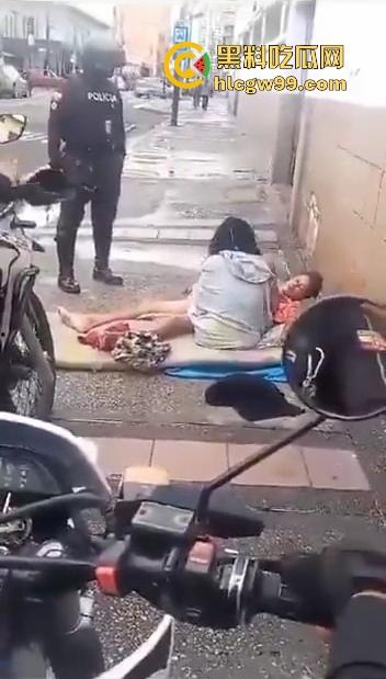 阿三这警察是不是管太宽？流浪汉街头修被子，结果被三个大哥围观打喇叭，搞得他们连个逼都日不下去！-6