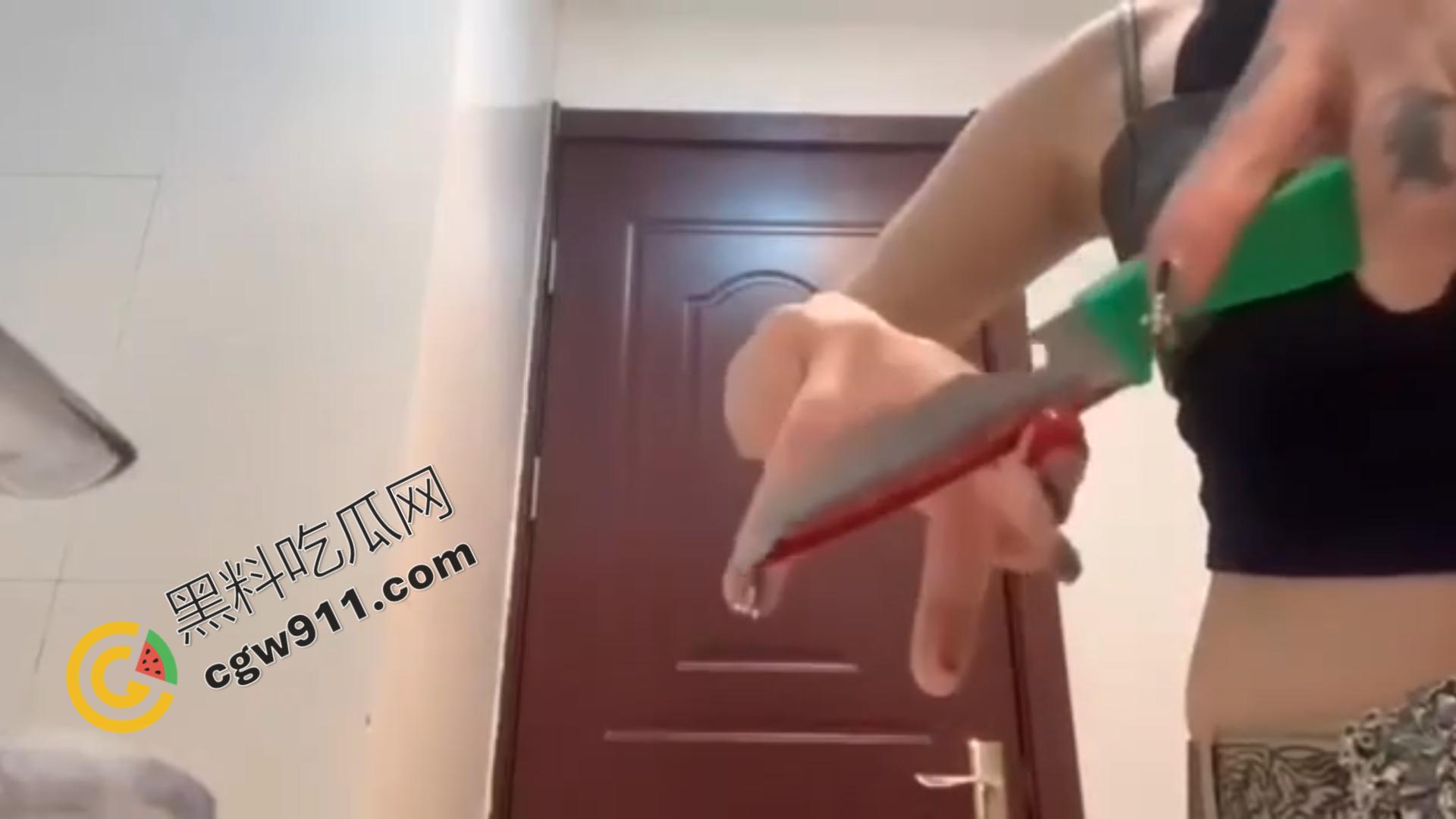 血腥现场：女子冷静切断手指，鲜血横流，血肉模糊，恐怖画面令观众毛骨悚然！-3