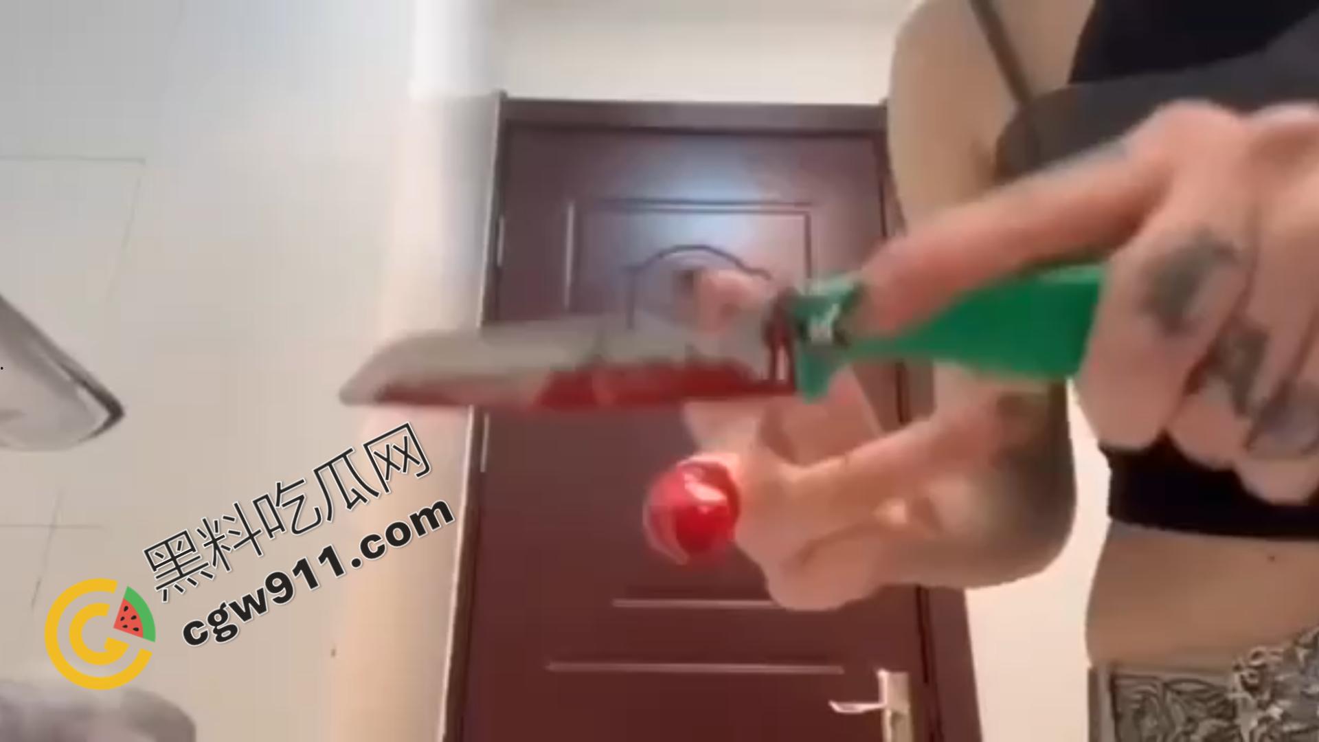 血腥现场：女子冷静切断手指，鲜血横流，血肉模糊，恐怖画面令观众毛骨悚然！-5