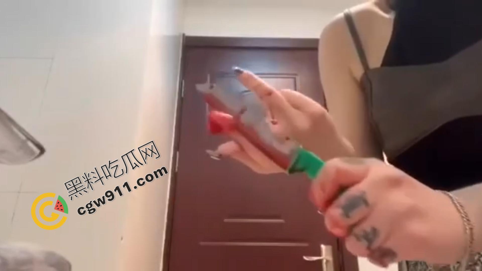 血腥现场：女子冷静切断手指，鲜血横流，血肉模糊，恐怖画面令观众毛骨悚然！-9