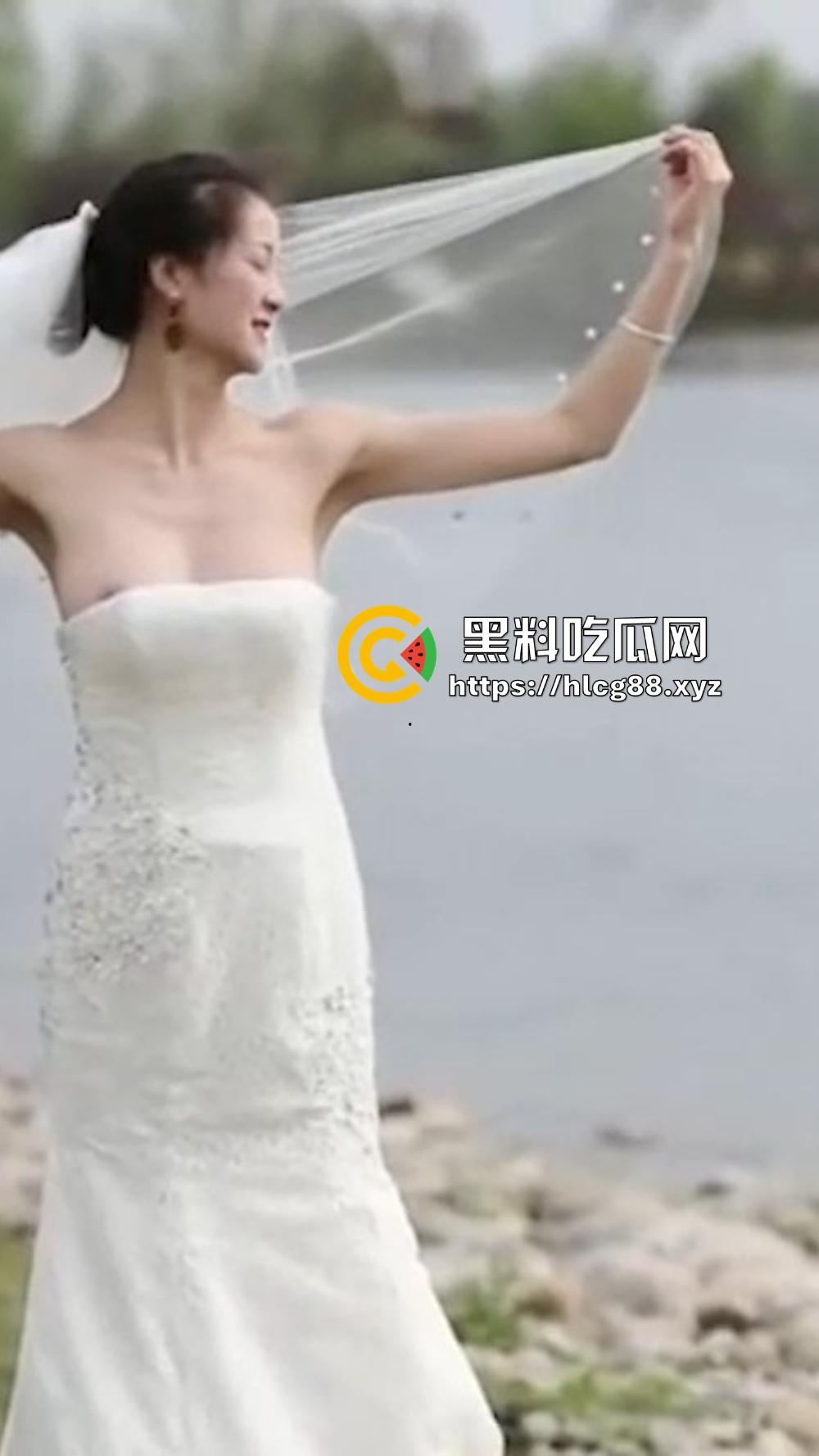 摄影师操眼新娘婚纱外拍，红樱桃奶子甩光，摆骚姿嫩逼勾魂，新娘还在那深情摆POSE毫不知自己走光！-4