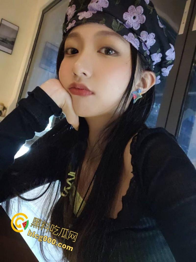 南昌性感人妻【周若曦】，与数十人聊骚发自慰小视频，无套内射黑丝小骚逼，私生活无比淫乱！-2