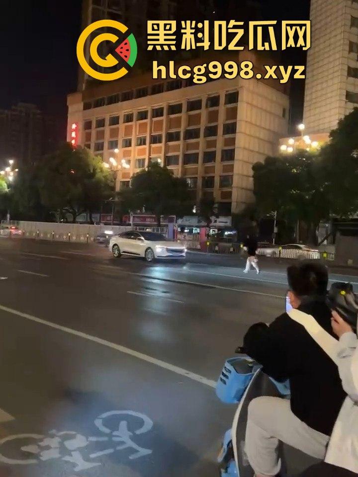 南昌街头情侣吵架闹大了！老公一脚踹下车，女子狂追不舍，硬生生追到他插翅难飞！-2