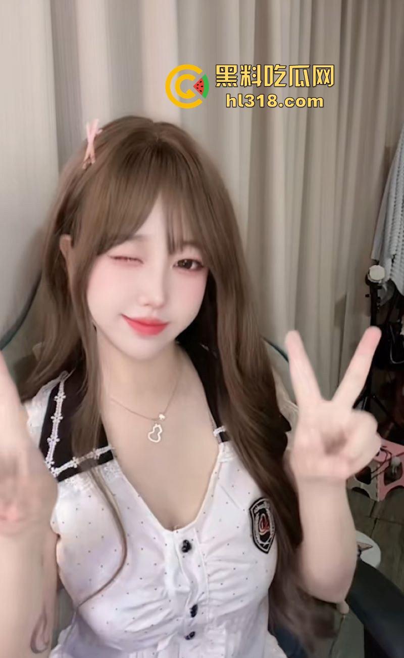 土豪大哥豪掷3000大洋拿下抖音小网红定制视频，摆出各种羞耻姿势，大胆展示傲人双峰！-13