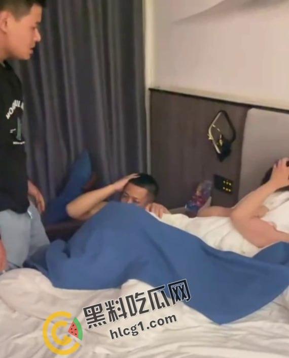 自己老婆和纹身小伙偷情被捉 着急的还没穿上衣服 全程护着脑壳 被打不敢还手！-1