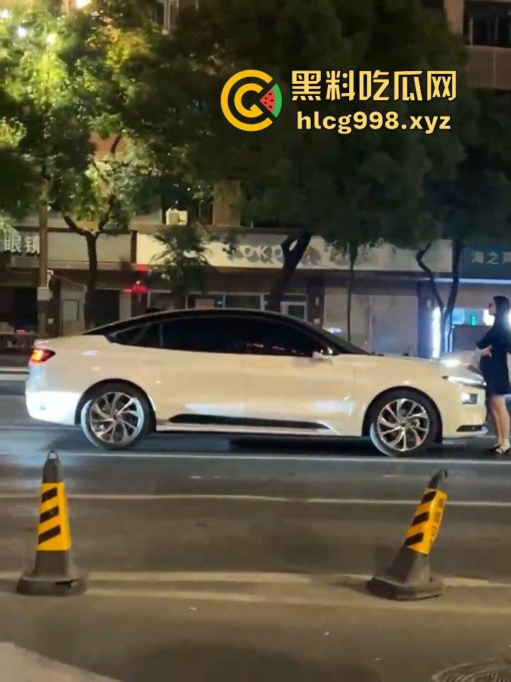 南昌街头情侣吵架闹大了！老公一脚踹下车，女子狂追不舍，硬生生追到他插翅难飞！-6