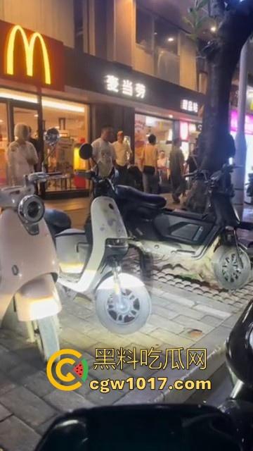 广州小梅大街地头蛇欺负外卖小哥！仗着自己本地人横着走，路人都想冲上去一拳打醒这狗东西！-5