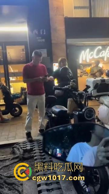 广州小梅大街地头蛇欺负外卖小哥！仗着自己本地人横着走，路人都想冲上去一拳打醒这狗东西！-8