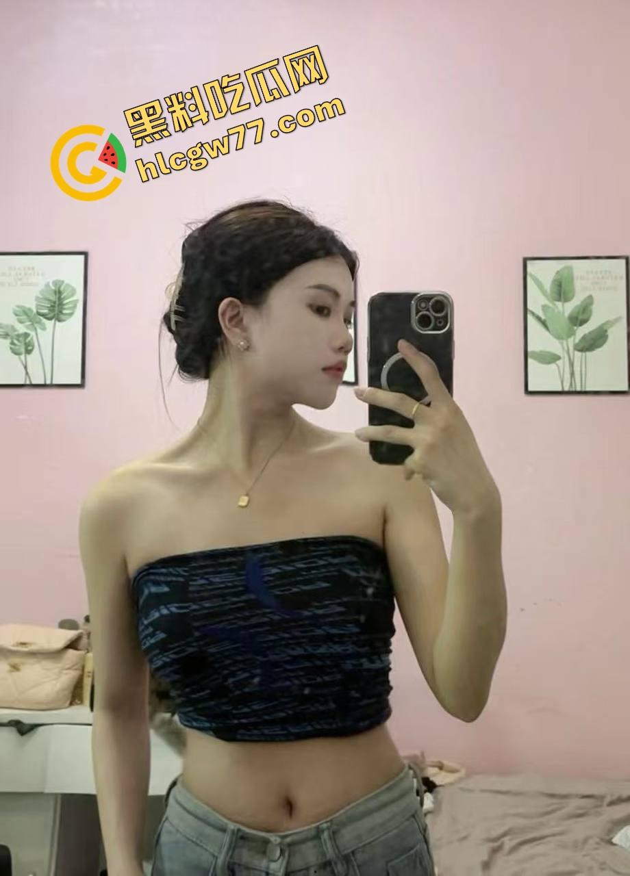 浦东骚夫真实献妻带长腿御姐老婆找男大开干，69互舔鸡巴小穴老公边录边撸！-5