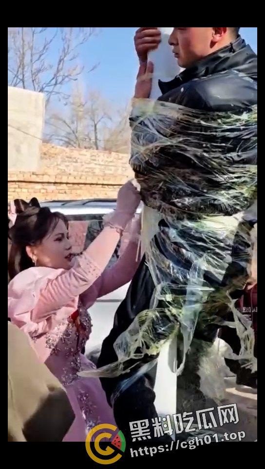 婚闹合集！打人 绑人都是小儿科 现场吃新郎大屌 伴娘奶子都要被捏烂了！-12