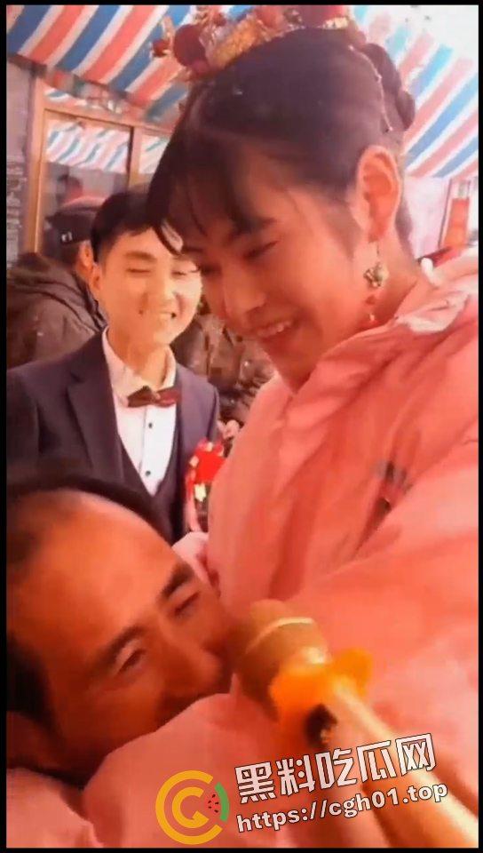婚闹合集！打人 绑人都是小儿科 现场吃新郎大屌 伴娘奶子都要被捏烂了！-13