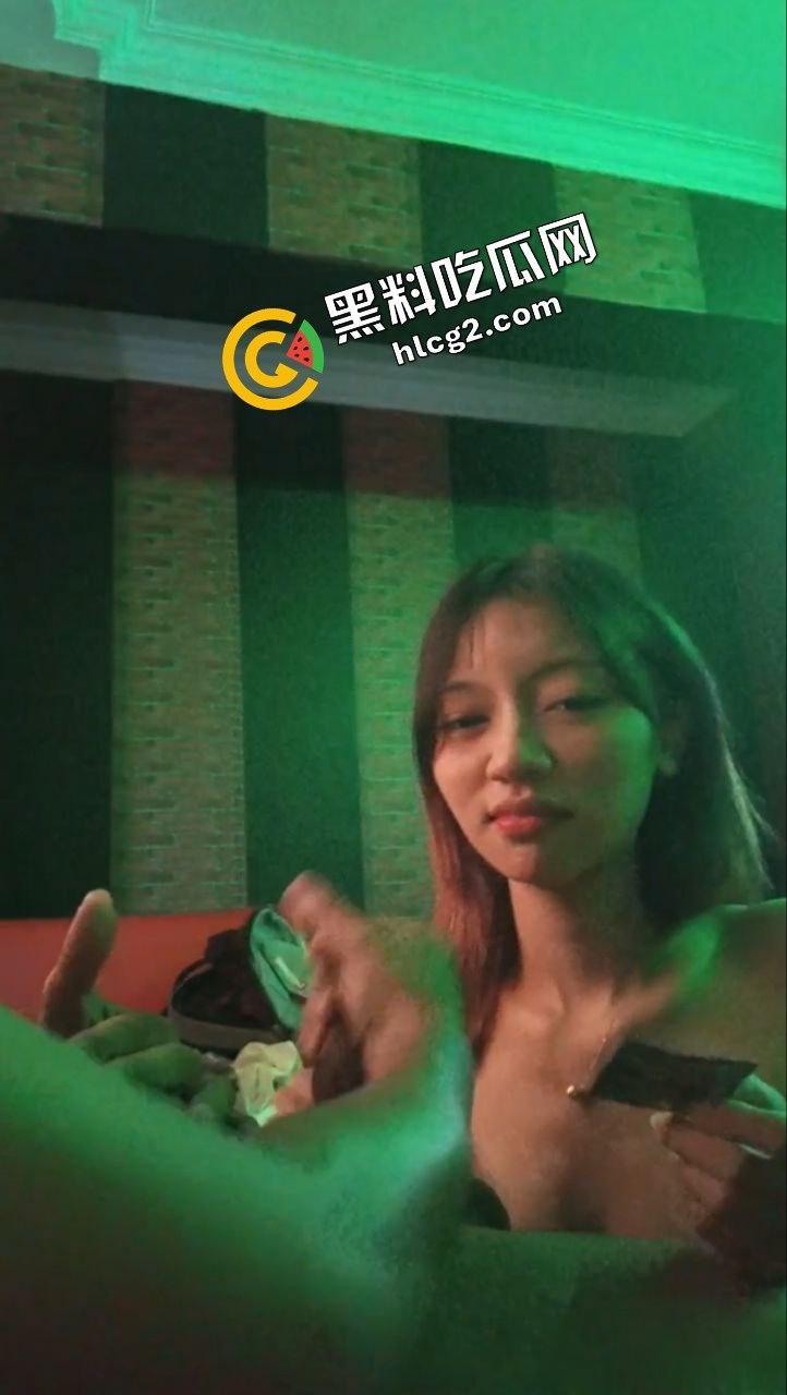 瓜友投稿 在缅甸亚太城上班的若开邦女孩 跟男友酒店做爱视频遭泄密曝光 玩的很花还很骚!-7