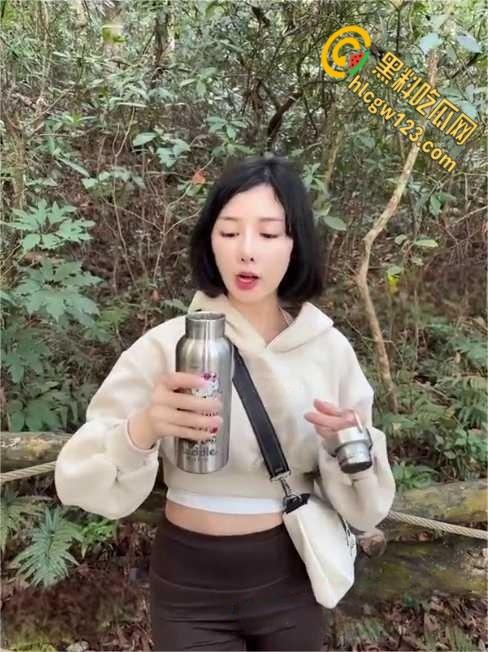 推特登山媛【李娜娜】卖逼方法超出想象，就喜欢落单的登山大哥，露出吃鸡野战！-2