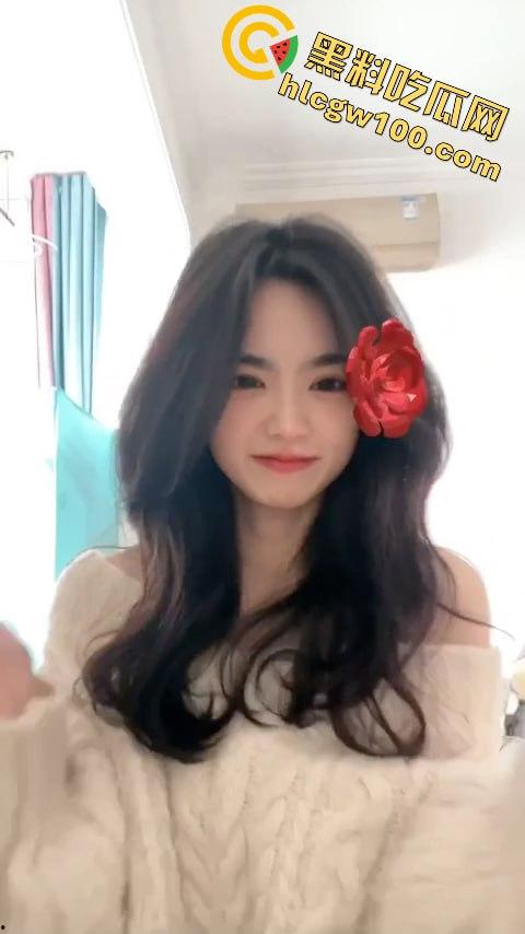 青岛科技大学顶级校花【张星研】被金主抱起来玩弄，骚穴湿的都拉丝了，高潮脸太上头-1