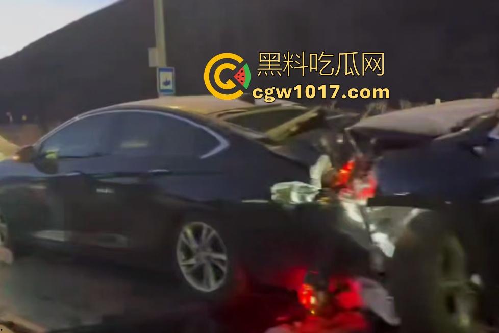 11月20日河北张家口崇礼区重型吊车失控连撞多车，滑雪季雪路结冰使多人受伤，现场就如灾难片！-4