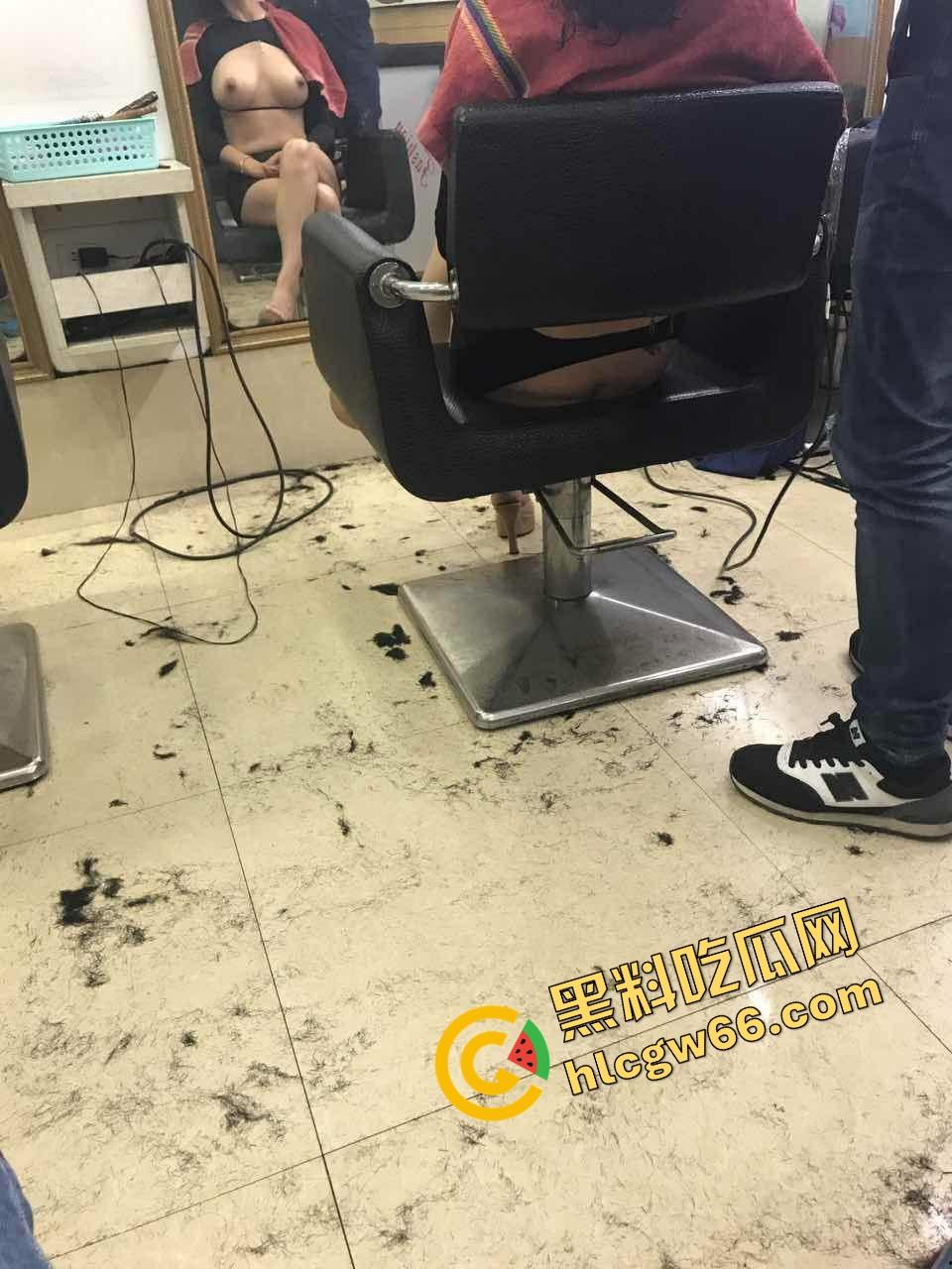 露出会上瘾，一次沦陷百次失控，地铁超市停车场全是她逼洞露出的战场，越拍越浪，逼水淹疯全场！-4