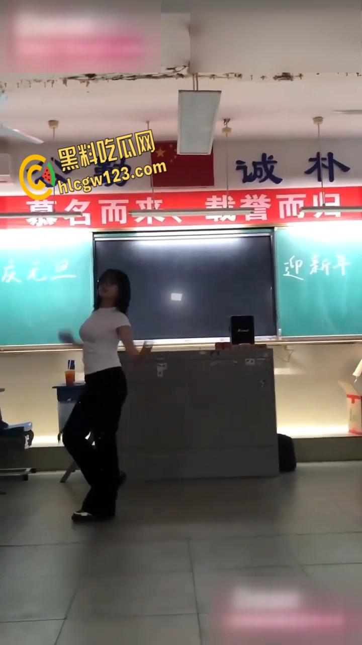 学霸班会跳热舞动作过大把奶罩崩飞了， 男同学在座位上看的前列腺液直流！-6