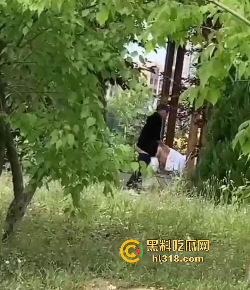 万物复苏的春季，野外偷拍捕捉中年夫妻野战火辣现场！ 男主吃力后入，美女翘臀迎合臀肉颤抖，淫靡至极！-4