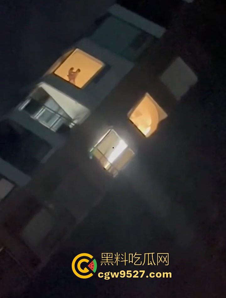 杭州某小区深夜窗前上演火辣性爱大戏，极品身材扶墙后入，各种动作变换不断，靡剪影在灯光下若隐若现！-7