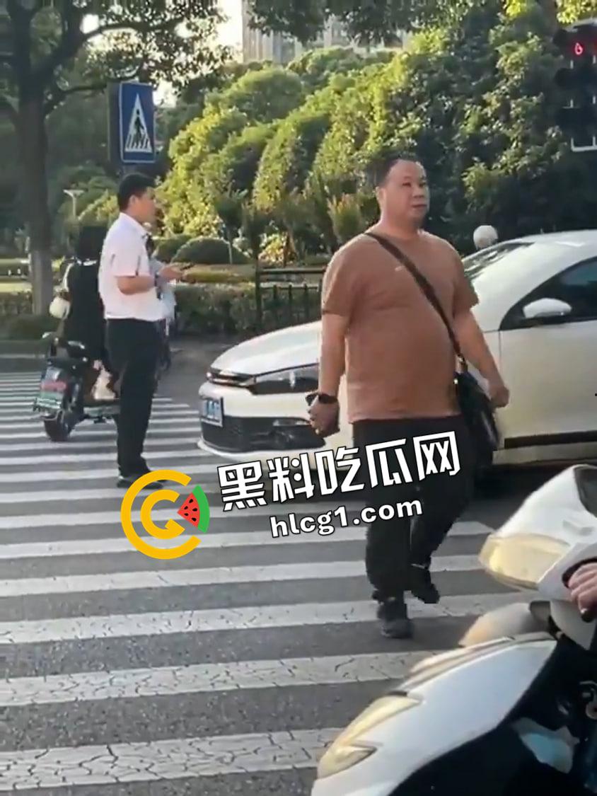 江苏常州斑马线割喉现场视频!男子因情感问题 拦车前当场割喉自杀 血溅当场-1