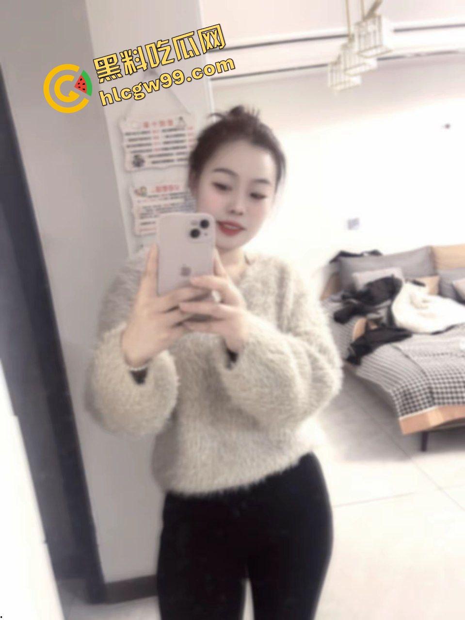 瓜友独家投稿曝光流出！偷拍亲生姐姐用迷药将其迷倒，扒开内裤观赏骚逼！-5