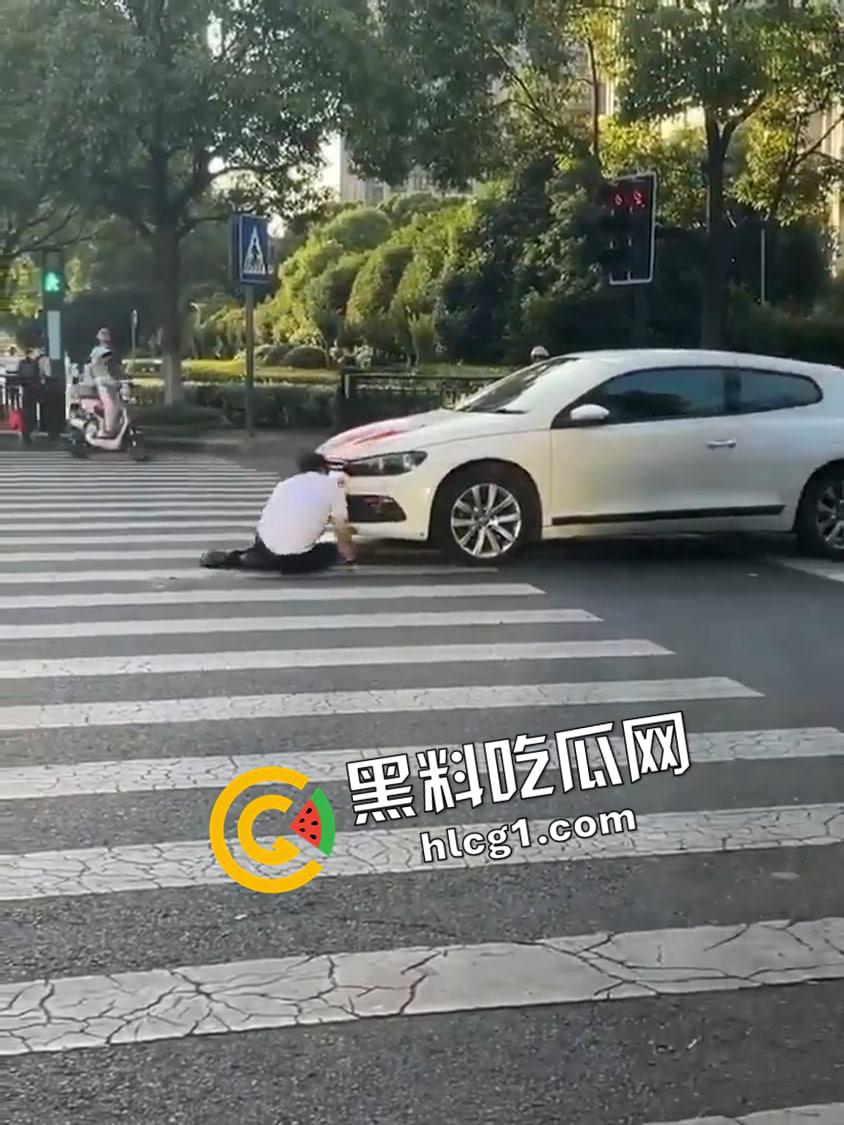 江苏常州斑马线割喉现场视频!男子因情感问题 拦车前当场割喉自杀 血溅当场-3