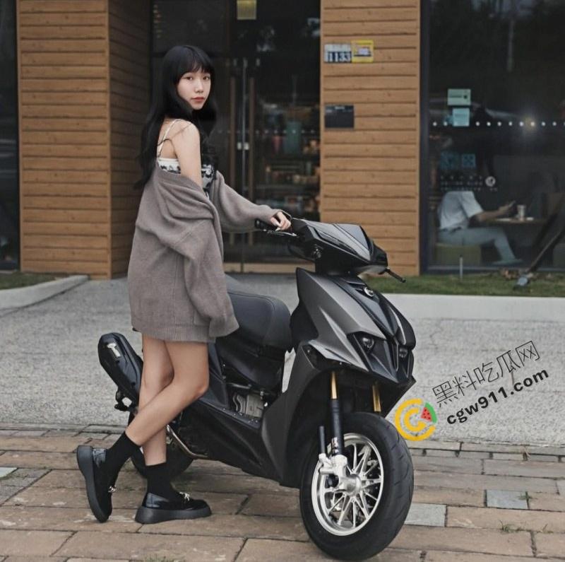 IG高颜值机车博主露脸口交视频外流！口手并用舌技超群，吞屌画面口水拉丝，风骚诱人！-2