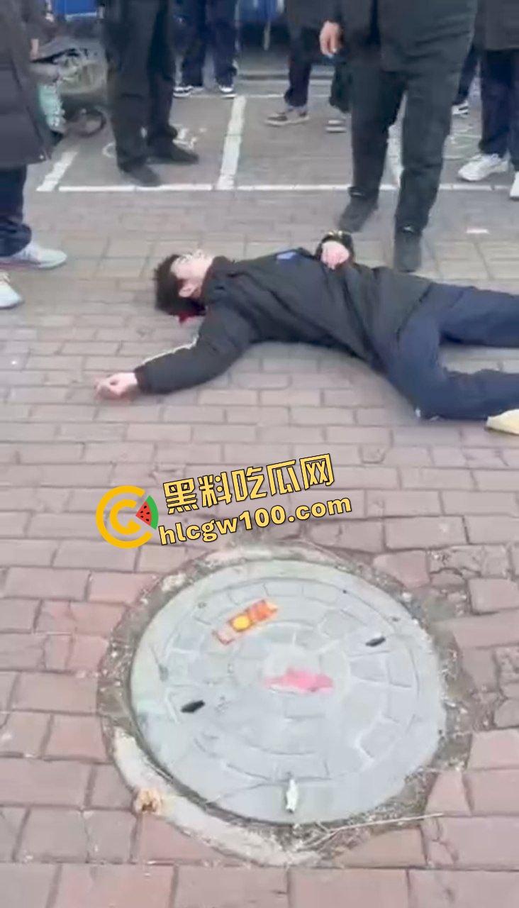 辽宁职高野仔殴打同学，致其后脑勺着地失去知觉，脑部流血不止！年轻真好，倒头就睡-5