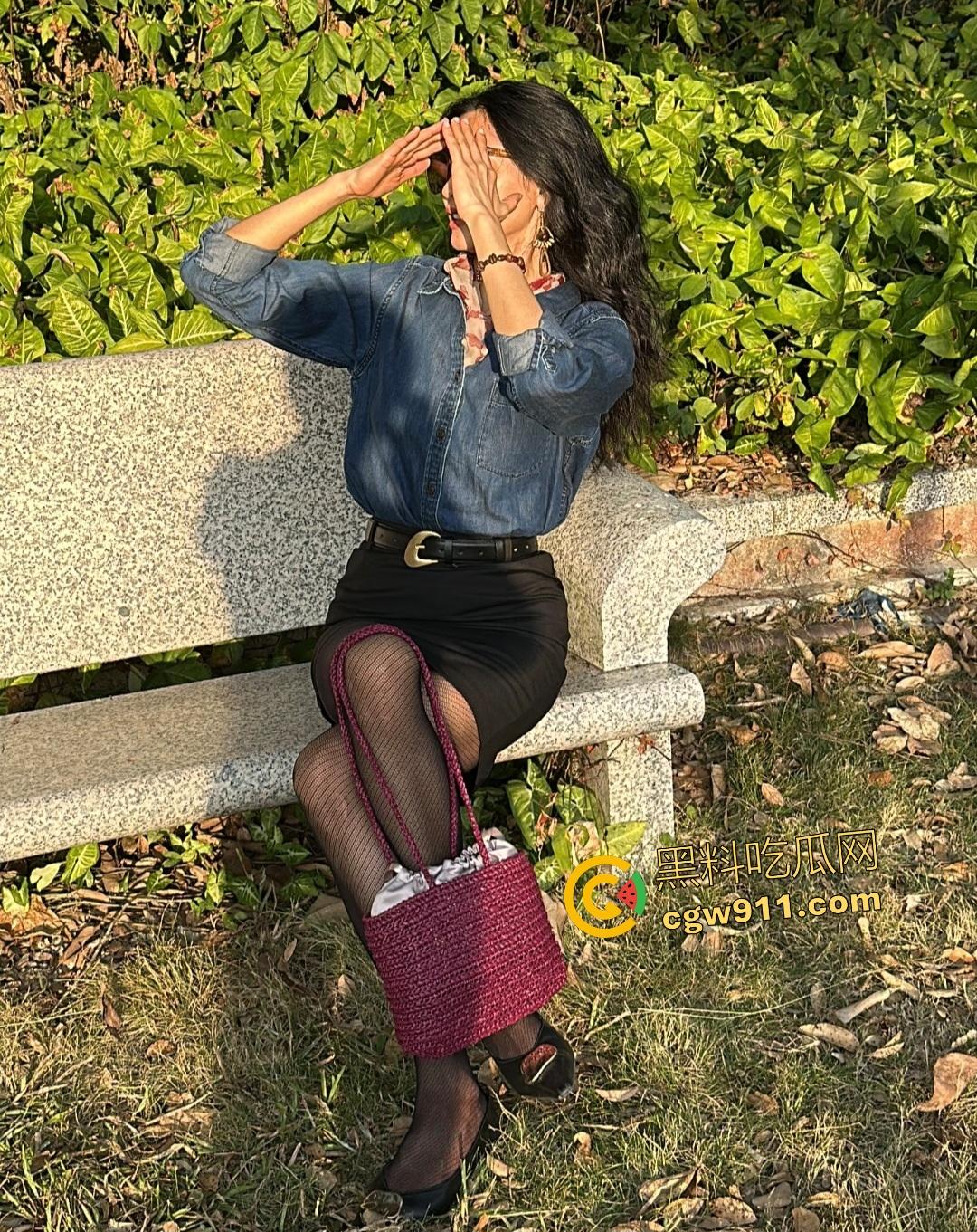 美少妇【文清】烈焰红唇深喉口交大肉棒，边聊天边吞精爽翻天，眼镜男狂操骚嘴一脸满足！-1