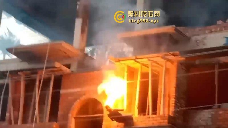 孟加拉男子盖房误触高压线 人当场烤熟 外焦里嫩的看得人头皮发麻-1