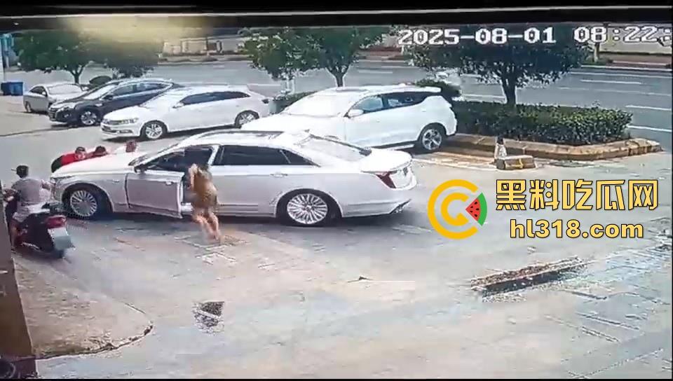 珍爱生命远离女司机!这是多倒霉呀,骑个电动车在路边停车场摔倒,被女司机碾压过去,这都看不到吗?-7