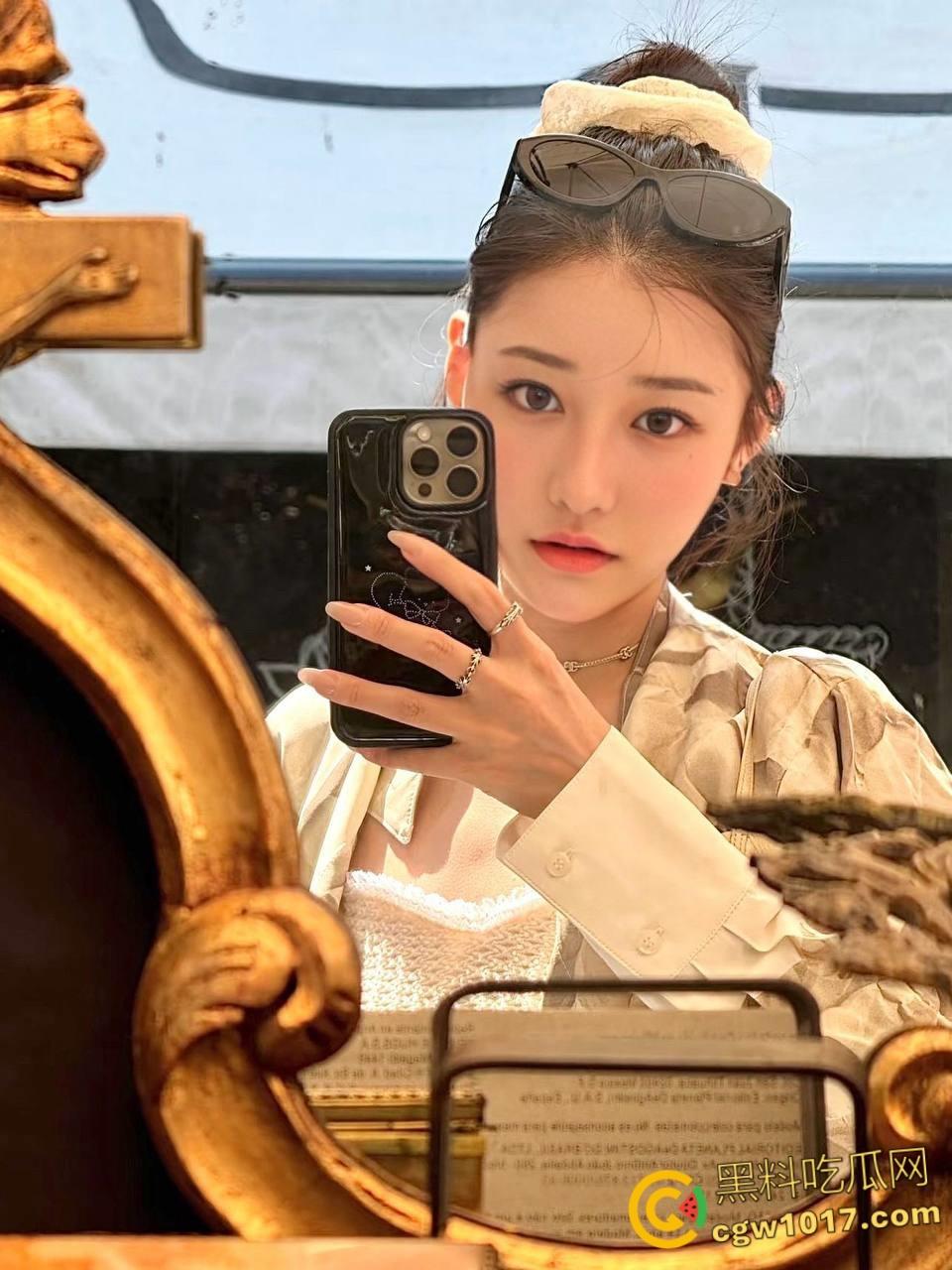 强推牛仔裤裤里丝的姐姐，狗链子拴起来调教，穿着吊带黑丝被后入狂操，对着脸爆射小母狗 ！-1