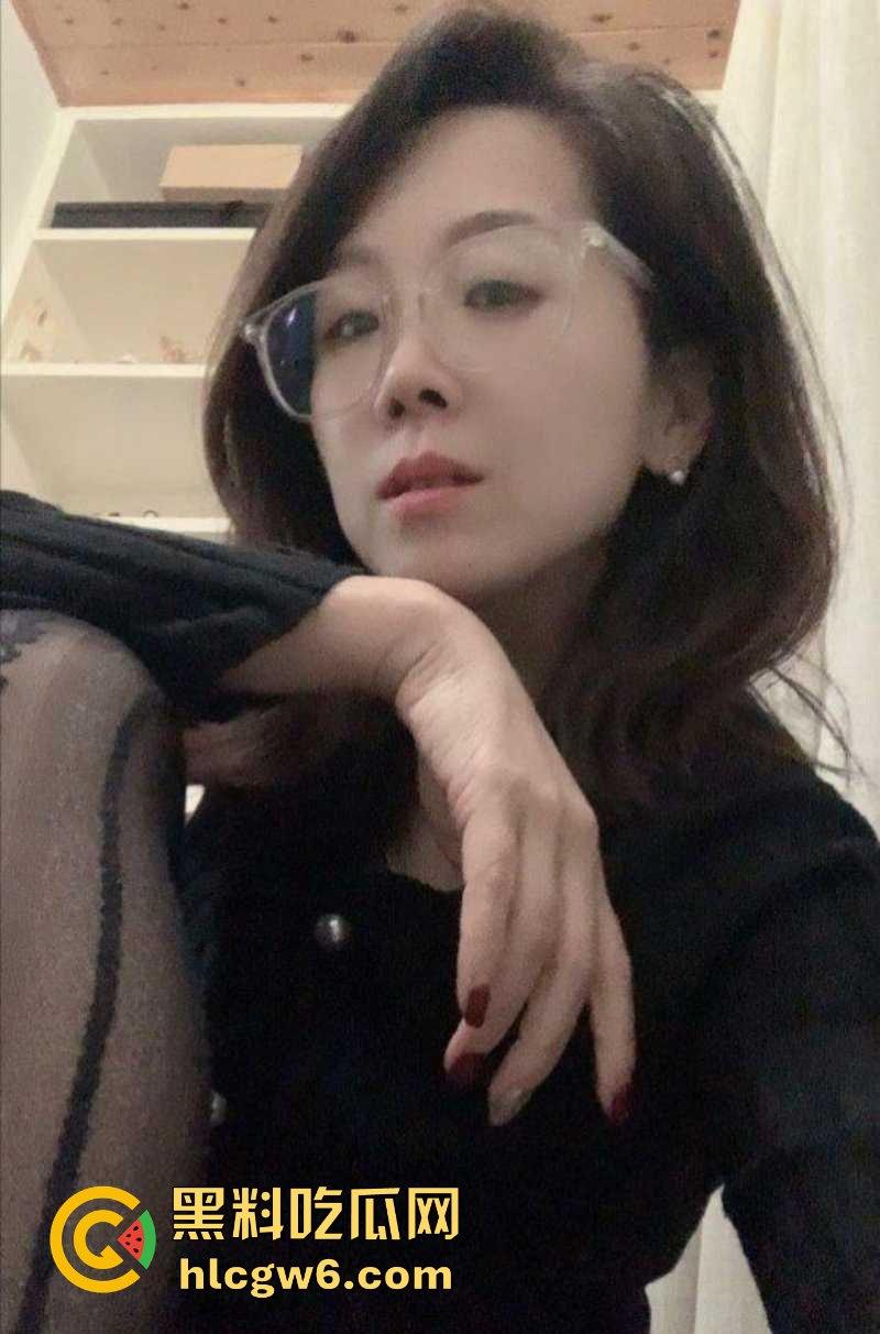 涡阳县小学女校长塌房视频流出  风韵少妇上位疑似靠教育局长床上绩效  后入摇床摇出来的校长椅稳如泰山！-9