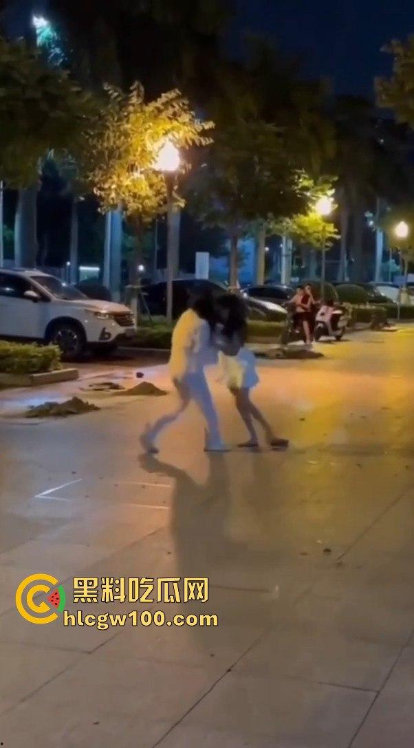 正宫当街殴打小三，边骂边动手暴力输出，女人间的撕逼毫不逊色男人！！-3